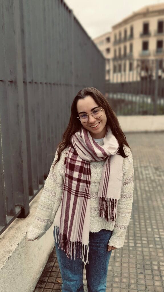 noia amb bufanda somrient