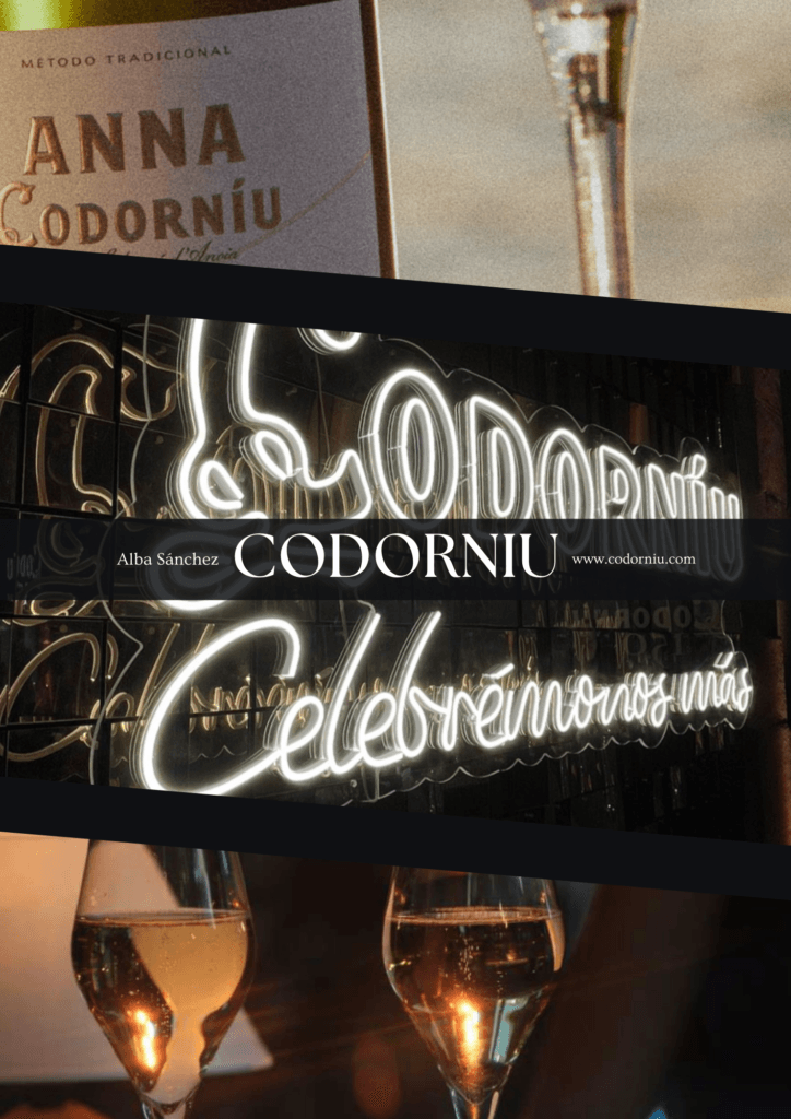 Botella de cava Codorníu en campaña de Navidad con iluminación cálida y decoración festiva